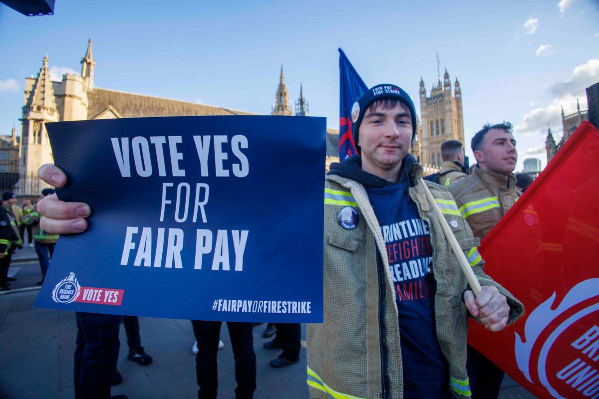 WOW. 

Today a HUGE 1,800 firefighters and control staff came to Westminster to tell MPs loud and clear: it's #FairPayorFireStrike. 

 #VoteYes