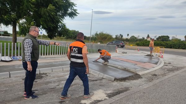 👉 Xeraco millora l'accessibilitat del polígon i habilita un carril bici per enllaçar-ho amb el poble.
L'alcalde de Xeraco, Avelino Mascarell, ha estat supervisant l'evolució de les obres que milloraran l'accessibilitat del polígon gràcies a l'ajuda d'IVACE Polígons.