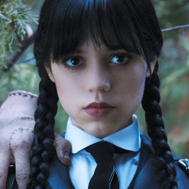 bakairr's tweet photo. “Wednesday”’s Jenna Ortega reveals to Vogue that her favorite song of all time is “Qué Bonito” by Rosario Flores:

"Qué arte tiene la jodía", she tells reporters https://t.co/d1IevWIhZ8