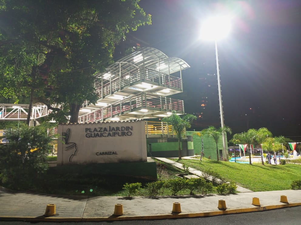 josemorales_ad's tweet photo. El  programa Carrizal LED, que se ejecuta en el municipio a través de la gestión del alcalde José "Chonchón" Morales y en alianza con la empresa privada, este lunes se culminó el trabajo de iluminación en la pasarela de Colinas de Carrizal.
CARRIZAL TRABAJO Y SOLUCIÓN https://t.co/YpGl3XoCrb
