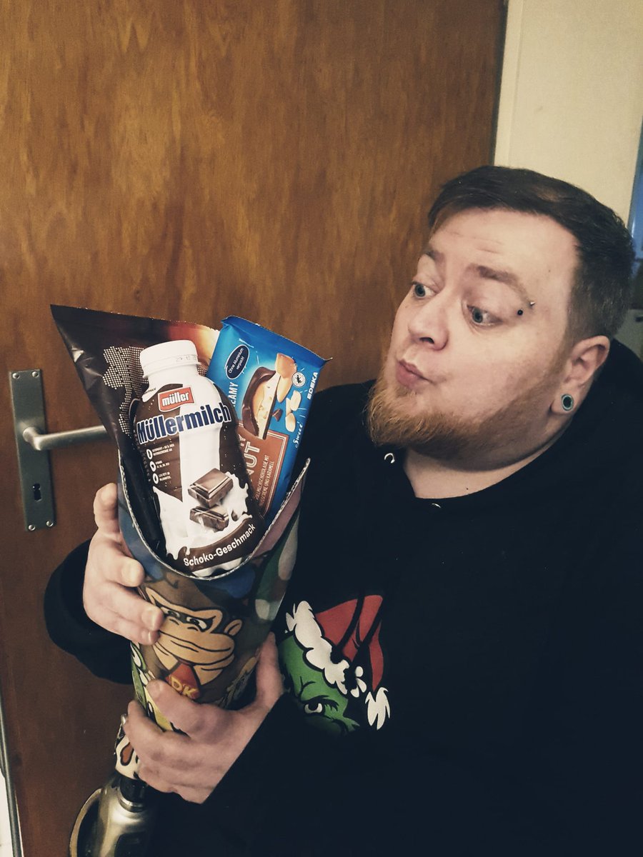 Auch der Grinch bekommt die #Prothese mit Leckereien gefüllt. Damit der Poppes noch dicker wird! 😂 Wer brauch Stiefel, wenn man ne Prothese hat 😁 Was habt ihr denn so bekommen? 

#twitchdeutschland #twitchaffiliate #amputiert #unterschenkelprothese