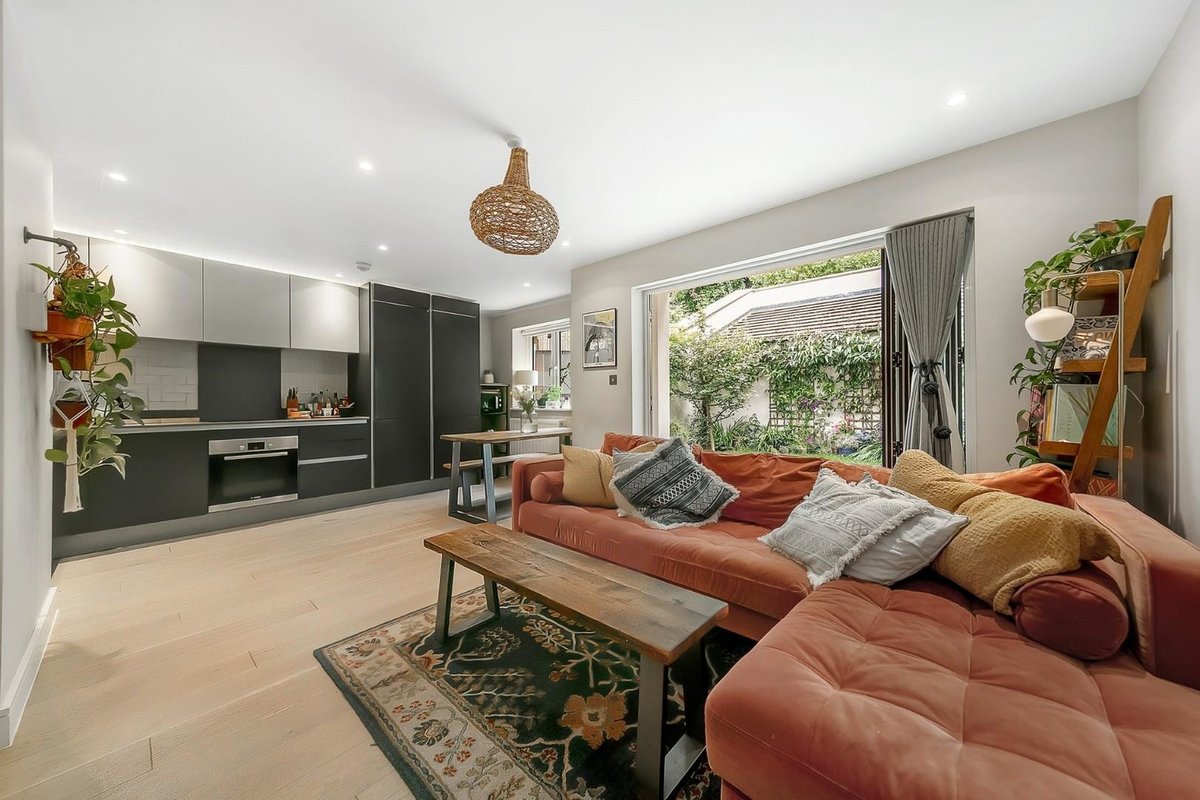 A short stroll from Brockwell Park, this perfectly proportioned flat has its own tranquil garden, along with access to a shared communal lawn and bike garage.

keatingestates.com/sales/31895960…