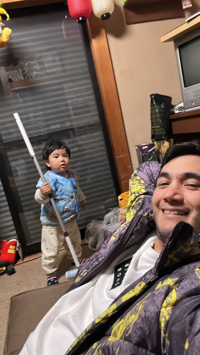JapanGemu's tweet photo. Mi esposa me felicitó por que tengo mi oficina limpia desde hace unos meses . Todo se lo debo a mi arma secreta https://t.co/7mINIbWpeP