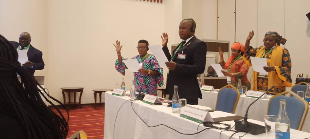 ajapafricaine1's tweet photo. Pendant la prestation de serment, @ajapnsengi1 jure fidélité, loyauté et sincère allégeance à l'U.A et ECOSOCC,préserver, protéger, défendre, respecter les principes consacrés de l'Acte Consultatif de l' @_AfricanUnion et se conformer aux règles et objectifs de @AU_ECOSOCC https://t.co/KHPWzgoEPA