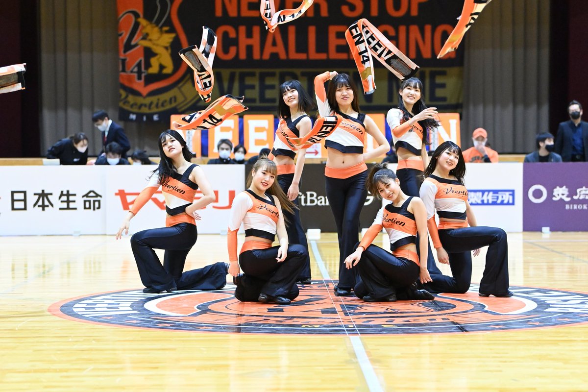 ヴィアティンチア　タオル投げ
<a href="/Veertien_CL/">ヴィアティン三重チアリーダーズ【公式】</a> 
ハーフタイムのパフォーマンスで
最後に集まってタオルを一斉に投げる
シーンはなかなか撮りごたえあります。

#ヴィアティンチア #チアリーダー
#ヴィアティン三重BB #Bチア
#B3リーグ #タオル投げ 
#被写体 #ポートレート 
#ファインダー越しの私の世界