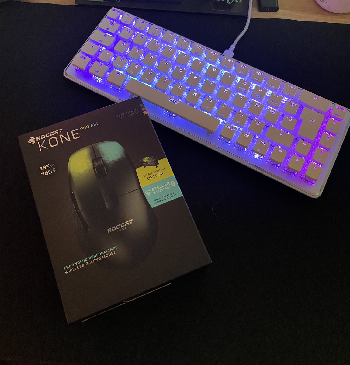 _spicyhoney's tweet photo. Merci @ROCCATFrance pour le Noël en avance !🎅🏼🎄 

L’occasion pour moi de vous faire gagner la souris Kone Pro Air (wireless) ! 

Pour participer : 

- RT♻️ 
- Follow @_spicyhoney 

(TAS le 15/12 🍀) https://t.co/GiG7HWCDQT