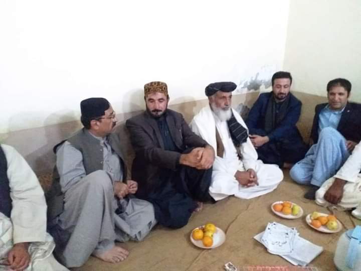 آغا عصمت ا للہ کی پشین دفتر امد جس میں جمعیت علمإ اسلام ضلع پشین کے امیر مولوی عزیزا للہ جنرل سکٹری مطیع ا للہ اغا ضلعی عاملہ اراکین حافظ عبدالقدیم صاحب حاجی محمد حسن تحصیل امیر حاجی عبد ا لواجد صاحب قاری اختر محمد مولوی سلیم شاکر مولوی عبد الباقی محمد حنیف حاجی روزی خان ودیگر