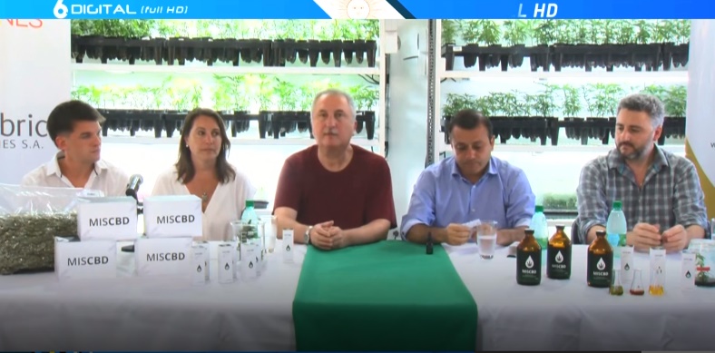 (AHORA) #VIVO #C6Digital  #AceiteDeCannabis @BiofabricaMnesy y <a href="/misiopharma/">Misiopharma</a>  entregan las primeras dosis del derivado al Ministerio de Salud Pública  <a href="/gobmisiones/">Gobierno de Misiones</a>  <a href="/herrerayflia/">Oscar Herrera Ahuad</a> <a href="/passalacquaok/">Hugo Passalacqua</a> <a href="/lucasaromero/">Lucas Romero Spinelli</a> <a href="/LucianaImbrogno/">Luciana Imbrogno</a> <a href="/SaludMisiones/">Ministerio Salud Mis</a> @MinistroAlarcon 
facebook.com/canalseisposad…