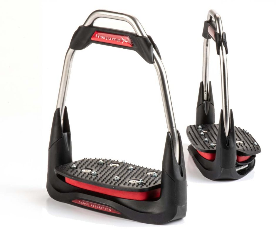 Comfort and technicality. The Air’s stirrups offer excellent shock absorption and custom technology. Choose between a straight or angled eye and a flat grip or inclined grip tread. #freejump #freejumpsystem #stirrups #equestrian #advancedridingexperience