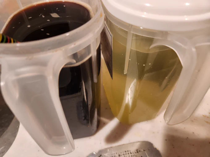 コーヒーと緑茶を作り置き。作業中、何か心が洗われるんだよね。必ず1日500mlずつ飲むようにペットボトル詰めして、外出するときは持ち歩く。ゴールデン街のづめさんがコーヒー作ってるのを、見てマネしたくなったんだよねー。 