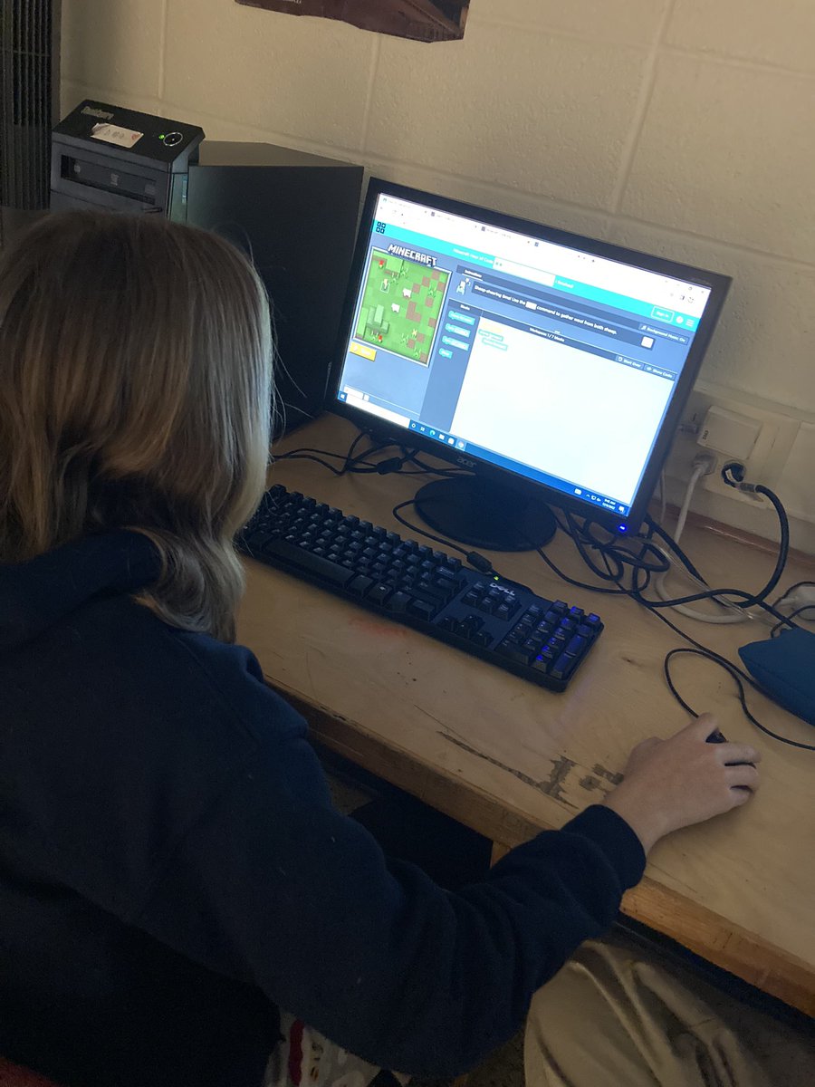 ms_macp's tweet photo. Grade 7 technology students participating in the #HourOfCode @NLESDCA @BRJH_Celtics @nltatesic #problemsolving #youngcoders https://t.co/pEtnGQNmEX