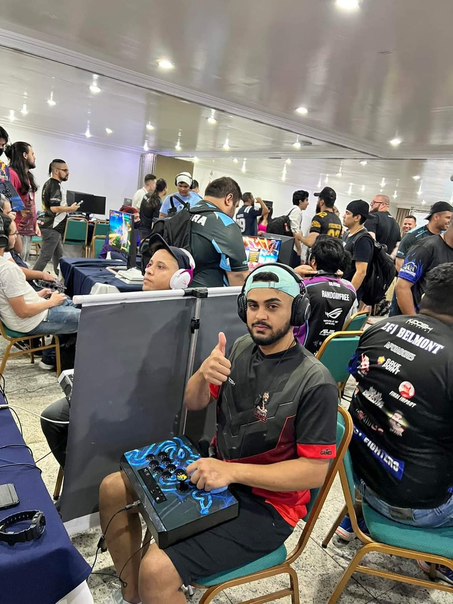 _franciskof's tweet photo. 9° lugar, no maior e mais forte camp de KOF XV do ano, com mais de 70 players inscritos. Resultado satisfatório demais, no meu primeiro ano de competitivo. 👺🕹️💥
#BattleColiseum2022
#ComiteGames
#fgcsp https://t.co/xExZZIpWct