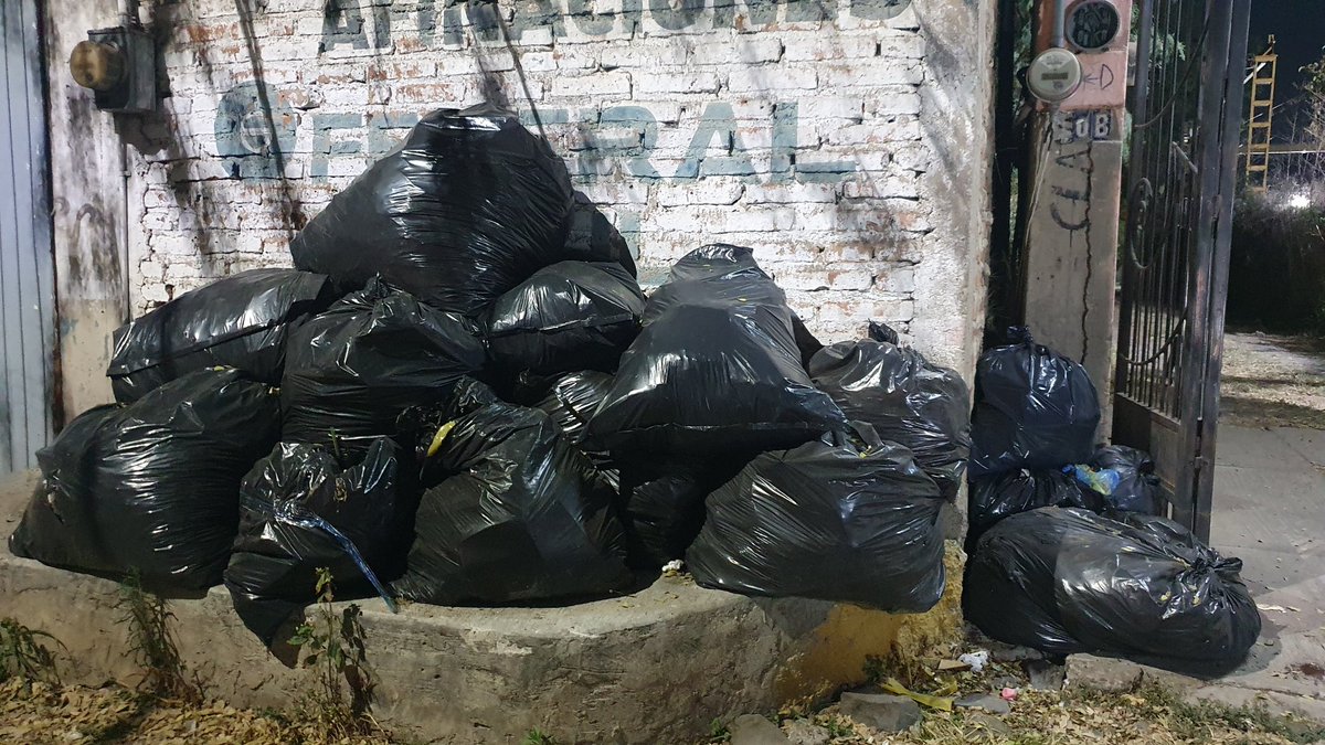 alfonso_GtzV's tweet photo. Ya 3 semanas sin que pase el camión recolector de basura en #Tonalá, calle Clavel y av. Tonalá, a ver si hacen su chamba @SergioChavez_D @gobierno_tonala
@tonaladehoy @BachesTonala @ElTocinoDelDia @zona3noticias @lider919 https://t.co/Yt7GIqRmza