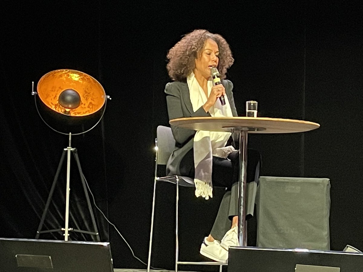 VincentMarcatte's tweet image. #DigitalTechConference L’innovation vertueuse pour @orange  ? @etchoungui s’appuie sur un cadre qui est la théorie du donut de Kate Raworth et aussi sur « un travail de dentelle pour ne laisser personne sur le bord de la route » 🙏 @OrangeBretagne @Orange_Future @OrangeRSE