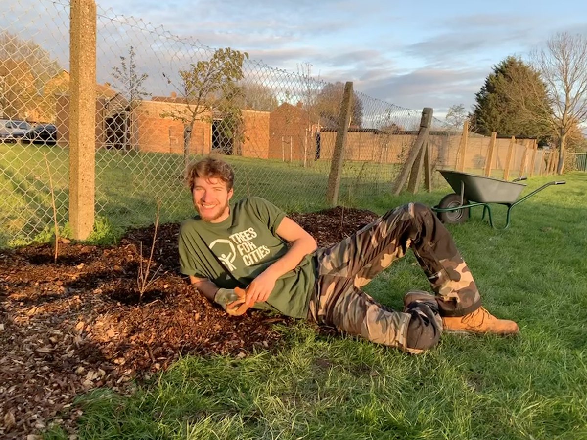 ecoexistUK's tweet photo. 😃 Planting whips in the heavenly golden light at Northolt Park.

Great to be a part of this amazing @TreesforCities x @EalingCouncil x Greenshoots project 🌳 

(it‘s t-shirt weather when you’ve made 12 trips to the mulch mountain and back)

#trees #ecoexist https://t.co/DU4ezPpIXx