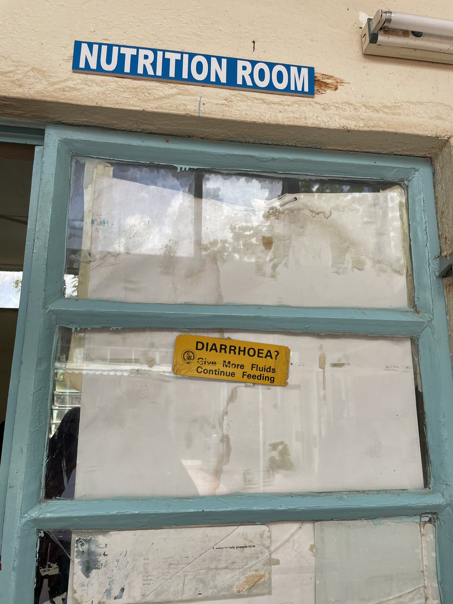 SandraBulling1's tweet photo. Im Krankenhaus von #Garissa. Florence, Ernährungsspezialistin, erklärt uns die Verwendung von F-25. Das ist Spezialmilch für Kinder, die so stark mangelernährt sind, dass sie keine Erdnusspaste vertragen. Hier werden sie behandelt und kommen zu Kräften. #KampfgegenHunger https://t.co/R7UIhC7FaC