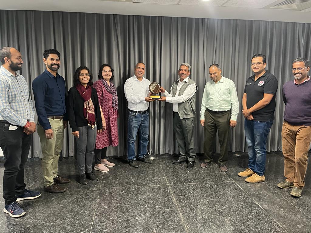 AnilDwivedi11's tweet photo. @iimraipur के पीएचडी स्कॉलर्स, प्रोफेसर्स को प्रोफेसर योगेश कुमार द्विवेदी से रूबरू होने का मौका मिला. @YogiD15 ने डिजीटल मार्केटिंग #ArtificialIntelliegence पर शोधपरक व्याख्यान दिया, जिज्ञासाओं का समाधान भी किया. श्री द्विवेदी फिलहाल ब्रिटेन लंदन में हैं तथा #IJIM के संपादक हैं. https://t.co/DrjSds1GFZ