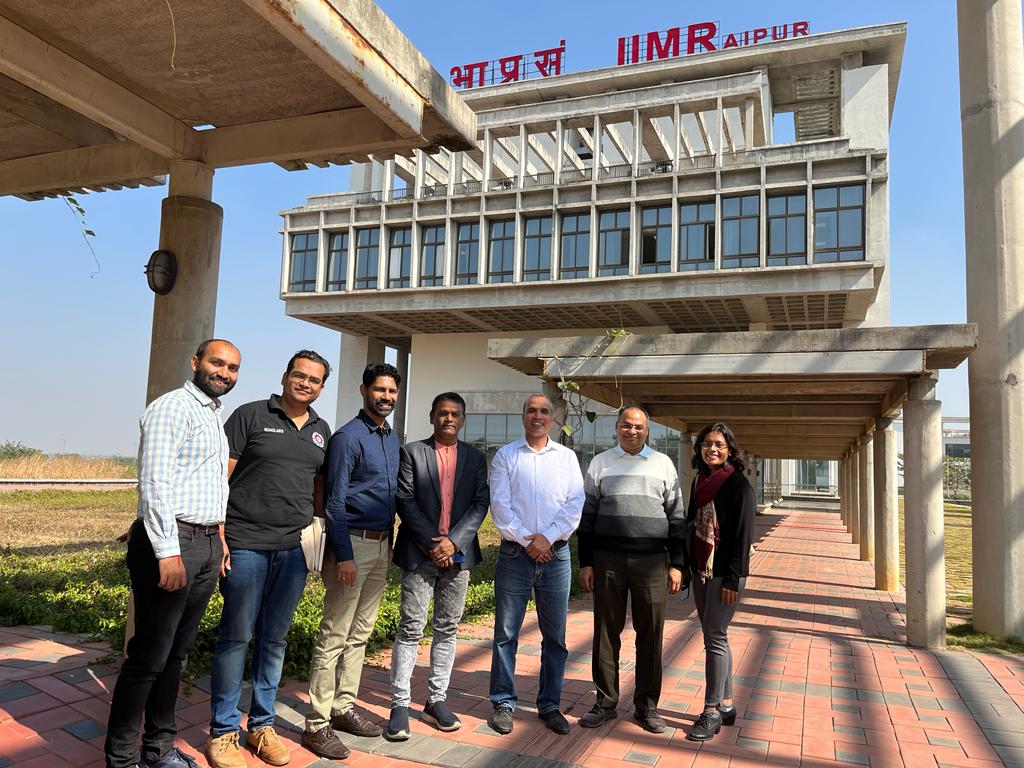 AnilDwivedi11's tweet photo. @iimraipur के पीएचडी स्कॉलर्स, प्रोफेसर्स को प्रोफेसर योगेश कुमार द्विवेदी से रूबरू होने का मौका मिला. @YogiD15 ने डिजीटल मार्केटिंग #ArtificialIntelliegence पर शोधपरक व्याख्यान दिया, जिज्ञासाओं का समाधान भी किया. श्री द्विवेदी फिलहाल ब्रिटेन लंदन में हैं तथा #IJIM के संपादक हैं. https://t.co/DrjSds1GFZ