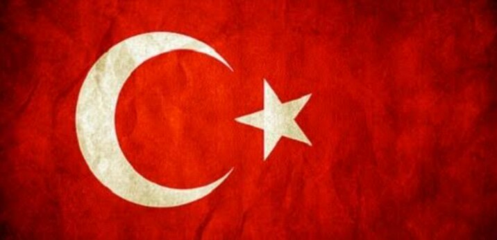 Gurban olim vatana vatanın bayrağına
Onu candan severem gurban olim ayına
Ayın yıldızına onu candan severem