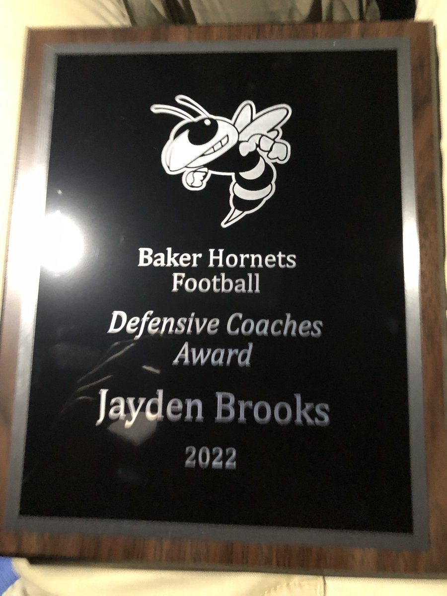 Extremely thankful to receive the Defensive Coaches Award🙏🏾. Thank you <a href="/BakerHSFootball/">Baker Hornets Football</a> . <a href="/SteveNormand/">Steve Normand</a> <a href="/edsco40/">Eric D Scott</a>