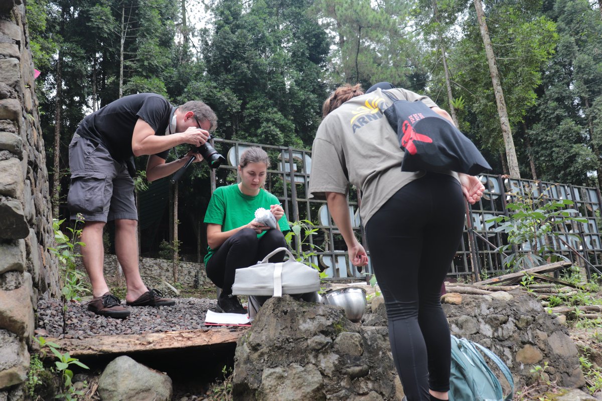 JPetrlik's tweet photo. We are sampling sites in #Indonesia with @FokusNexus3 and small @arnikaorg team @KilljoyNyuu @GrechkoValeriya. We will also present results of analyses from #Karawang, the site on the edge of #Jakarta metropolitan area where they burn #plastics in lime kilns. @ismawati64 https://t.co/REO0ctI1eU