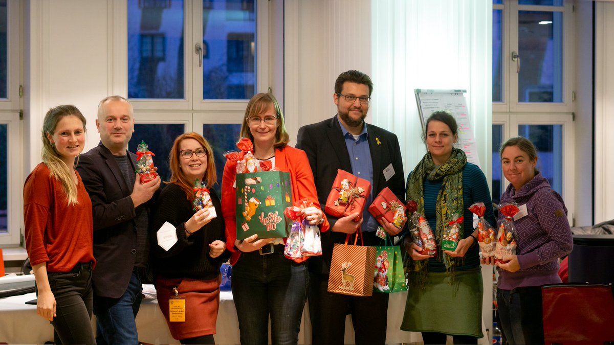 NetzwerkgegenKA's tweet photo. In der Einladung zur Veranstaltung »Baustelle #Kinderschutz« haben wir auch um eine kleine #Nikolaus-Tüte als Spende für wohltätige Einrichtungen gebeten und was sollen wir sagen? Wow! Mit so viel hätten wir nicht gerechnet! (1/2)
#kinder #jugendliche https://t.co/zcFVfgVfln