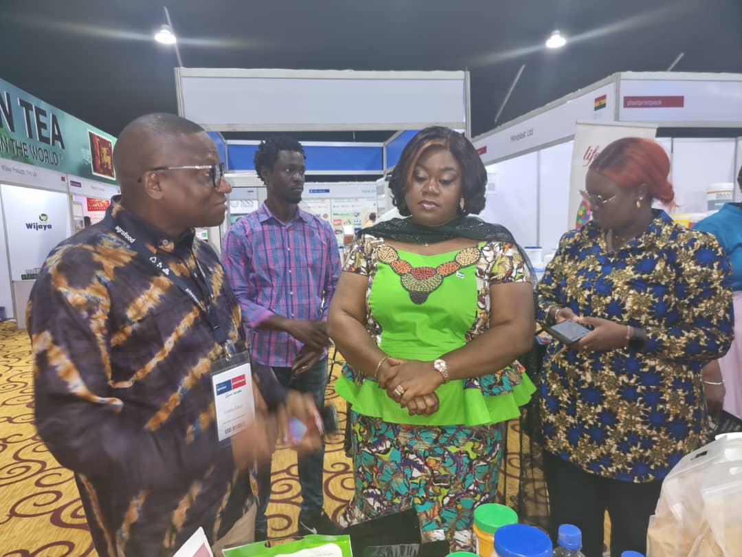LeoneLocal's tweet photo. High commissioner Anderson visits Sierra Leone’s booth at the West Africa Agrofood Conference in Ghana, urges representatives to improve quality for world market. See more👉https://t.co/wnKthtaRY0 https://t.co/hyqemN864B