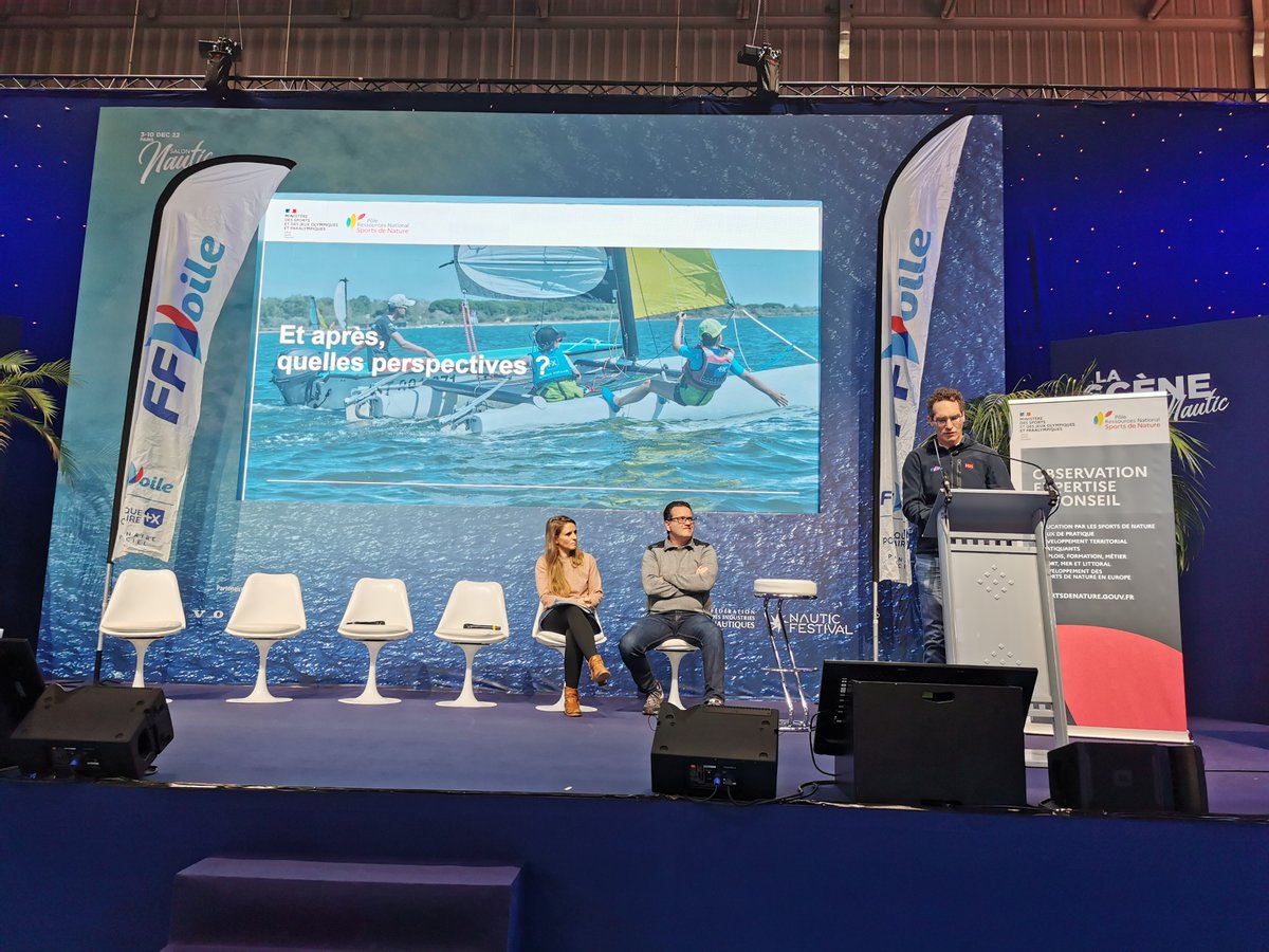 David Rontet présente synthèse et perspectives de l’enquête métier réalisée par @ENVSN et <a href="/prnsn/">ぷーろん</a> en partenariat avec @ffvoile sur la grande scène du @Nautic 
#formation #nautic2022 #moniteur #nautisme #metier