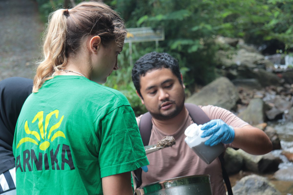JPetrlik's tweet photo. We are sampling sites in #Indonesia with @FokusNexus3 and small @arnikaorg team @KilljoyNyuu @GrechkoValeriya. We will also present results of analyses from #Karawang, the site on the edge of #Jakarta metropolitan area where they burn #plastics in lime kilns. @ismawati64 https://t.co/REO0ctI1eU