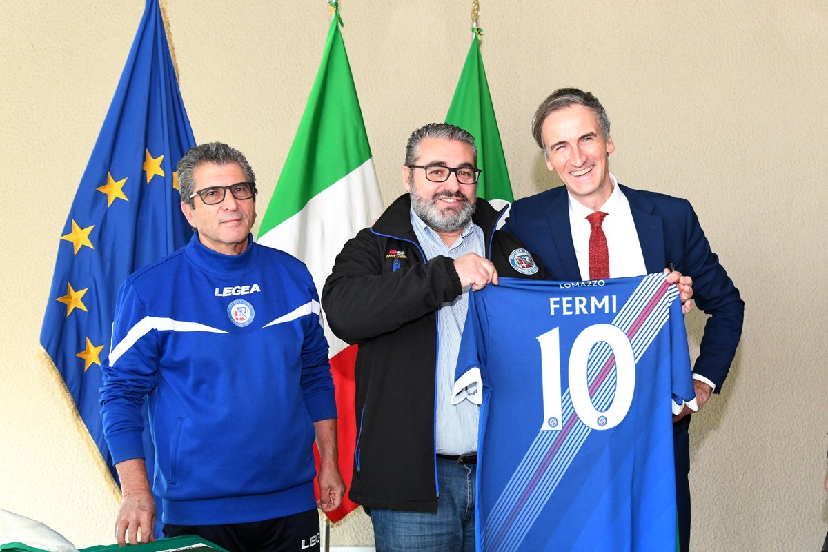 ConsLomb's tweet photo. Il #LomazzoCalcio premiato in @ConsLomb. 
Il Presidente @FermiAlessandro: “Un grazie doveroso per la passione che dedicano alla crescita sportiva e umana dei ragazzi e dei giovani”
@RegLombardia #sport #calciogiovanile

Leggi su https://t.co/h7JzhQa3Fm https://t.co/oXuX7NsXZA