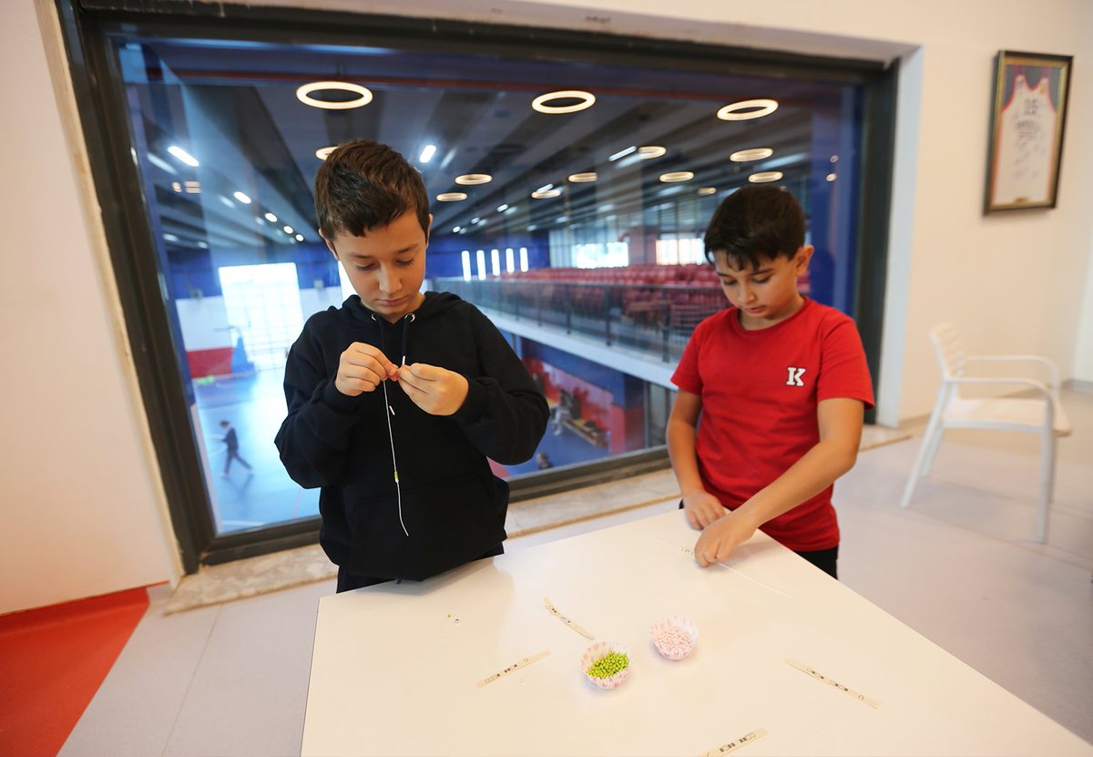 #TEDEdirneKoleji'nde #HourOfCode etkinlikleri başladı. Hafta boyunca devam edecek etkinlik serisinde ilk olarak ortaokul öğrencilerimiz, Binary (ikili kod sistemi) bileklikleri tasarladılar.