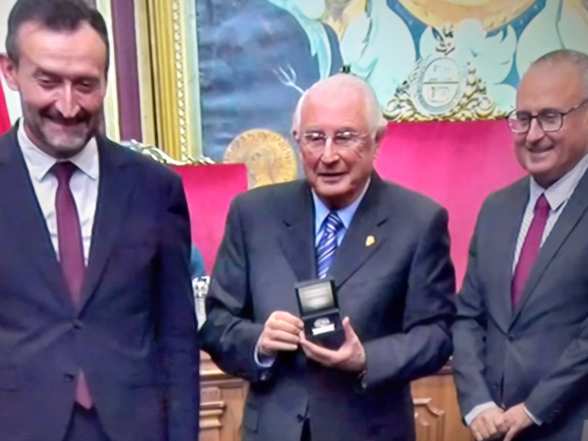 PepeMorago's tweet photo. Santiago Gambín ha sido galardonado con la Medalla de Plata del Bimil.lenari de #Elche por su gran trayectoria. Ha dado las gracias a su familia, al @ajuntamentelx por esta distinción y a todos los compañeros de profesión. ¡Gracias y enhorabuena Maestro! #Elx https://t.co/l5qoiuOzc0