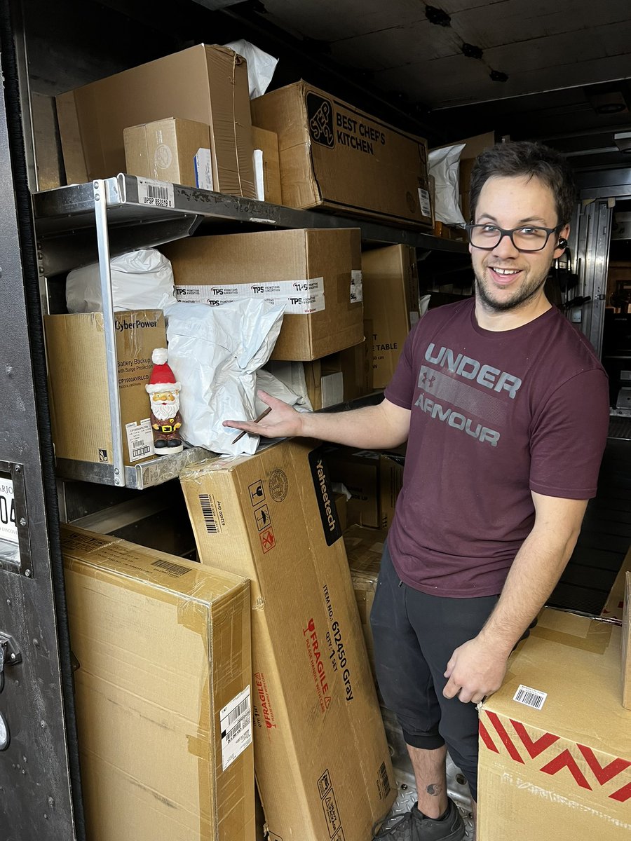 #BarrieUPS preloader James is wrapping up the loads so we can get the cars on the road! #DoorsDown #UPSCanada #Peak2022 #WeGotThis 🎄📦💪