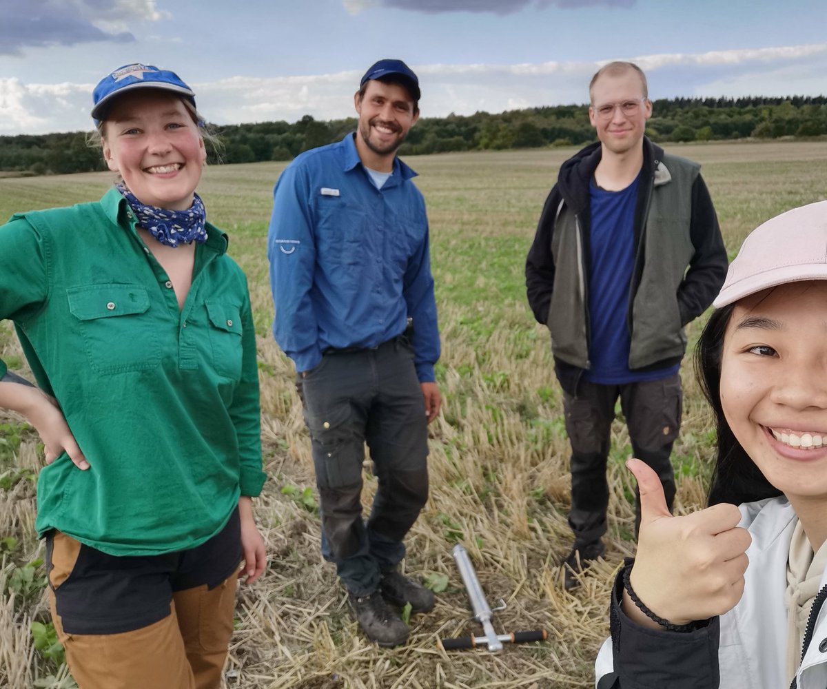 Ming_YYUU's tweet photo. From autumn to winter🍃🍂, I finally got all of my re-sampling fieldwork done🤩.
240 soil cores collected(20 chronosequences· 3 replicates· 4 directions).
Big thanks for my great support team @TobiasRlund ,Lumei, Yuan, Benedicte, Sebastian😘😘.Ready for the following experiments. https://t.co/GzUzDdEz49