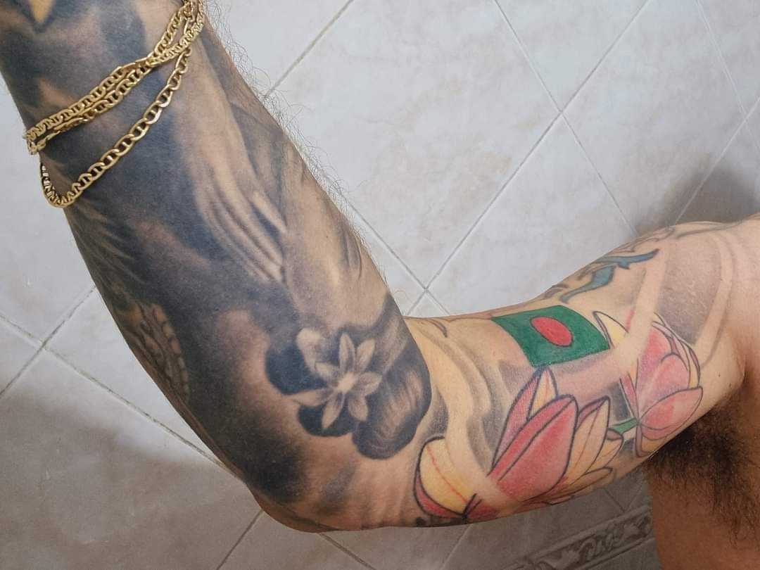 ARG_soccernews's tweet photo. An Argentine 🇦🇷 named Maximiliano Beltran got tattoo of Bangladesh 🇧🇩 flag on his arm as a token of love 💙 of Bangladeshi 🇧🇩 fans for Argentina 🇦🇷 https://t.co/tQA8SldGtq