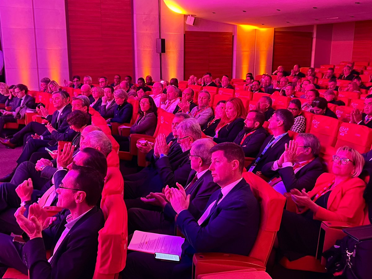 [Assemblée générale] Les présidents des #CMA sont réunis jusqu’à demain à #CMAFrance ➡️ un rendez-vous important dans un contexte où les artisans sont extrêmement préoccupés par la flambée des prix de l’énergie 📈
#artisanat