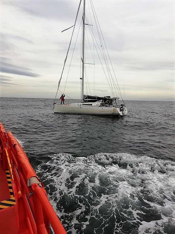 La ayuda mutua en la mar es regla universal entre marinos.
Si avista/recibe señales de embarcación en peligro cerca... acuda a auxiliar, siempre que no ponga en peligro su seguridad.
Contacte VHF16/2.182 Khz con el Centro <a href="/salvamentogob/">SALVAMENTO MARÍTIMO</a> o Radiocostera próximos y con otros buques.