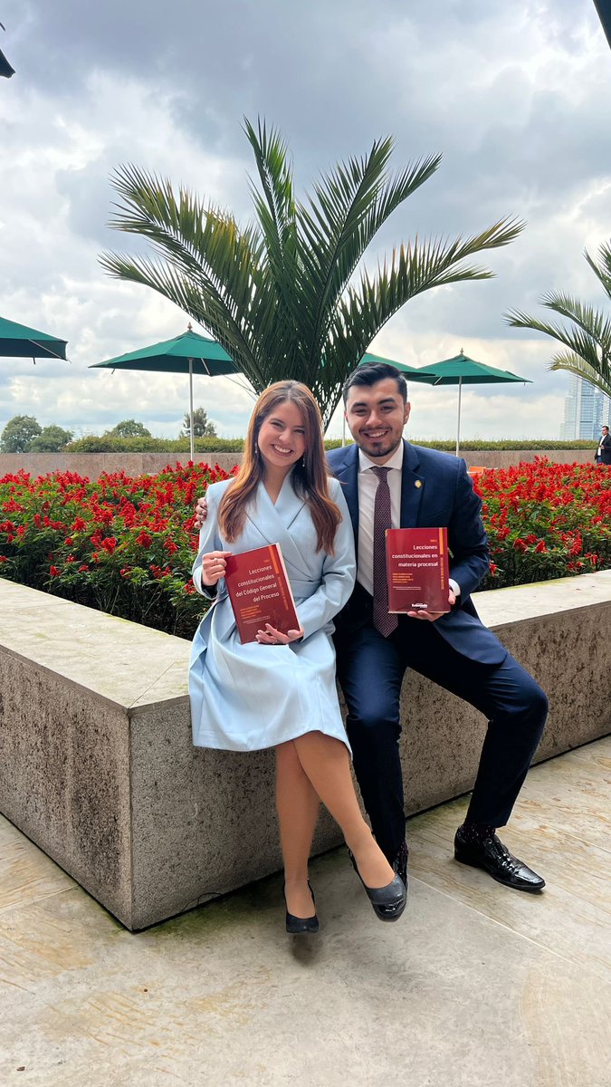 ZamudioAF's tweet photo. Celebración de los 40 años de @ProcesalUEC con la presentación de la Colección de 4 Tomos de Lecciones Constitucionales de #Derecho #Procesal, en la que tuve el honor de escribir al lado de tan prestigioso grupo de juristas y maestros 💚✍🏼 https://t.co/14SpvE6a26