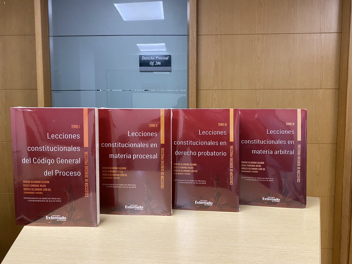 ZamudioAF's tweet photo. Celebración de los 40 años de @ProcesalUEC con la presentación de la Colección de 4 Tomos de Lecciones Constitucionales de #Derecho #Procesal, en la que tuve el honor de escribir al lado de tan prestigioso grupo de juristas y maestros 💚✍🏼 https://t.co/14SpvE6a26