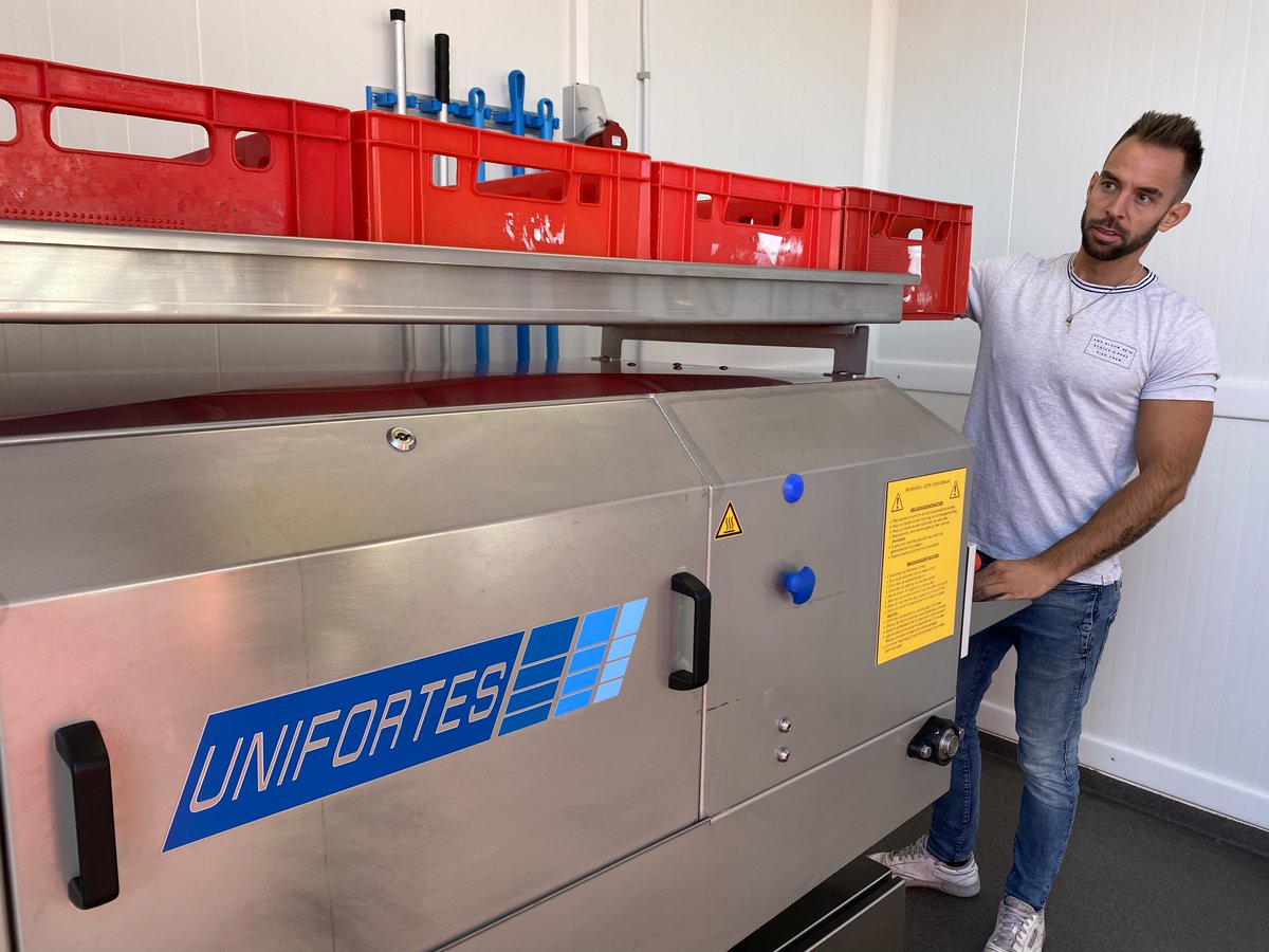 SlagersV's tweet image. 'MET DIT INSTAPMODEL KRATTENWASSER VOLDOEN WE AAN EEN GROTE BEHOEFTE'

"Wij kregen heel vaak de vraag: ‘Maken jullie ook machines waarmee we honderd tot 200 kratten per uur kunnen reinigen?’ Daarop zijn we aan de slag gegaan."

slagersvak.biz/nl/nieuws/28-1…