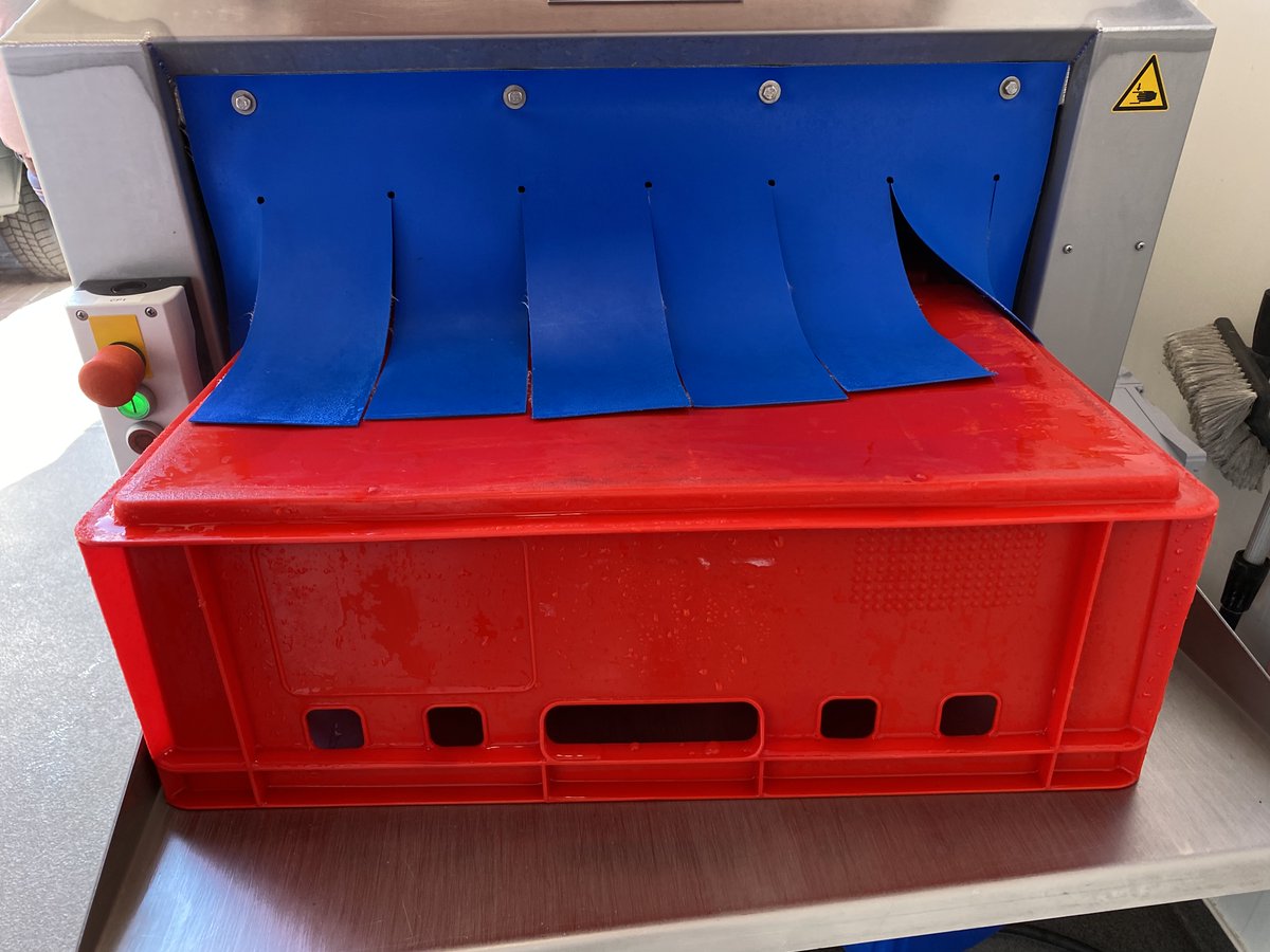 SlagersV's tweet image. 'MET DIT INSTAPMODEL KRATTENWASSER VOLDOEN WE AAN EEN GROTE BEHOEFTE'

"Wij kregen heel vaak de vraag: ‘Maken jullie ook machines waarmee we honderd tot 200 kratten per uur kunnen reinigen?’ Daarop zijn we aan de slag gegaan."

slagersvak.biz/nl/nieuws/28-1…