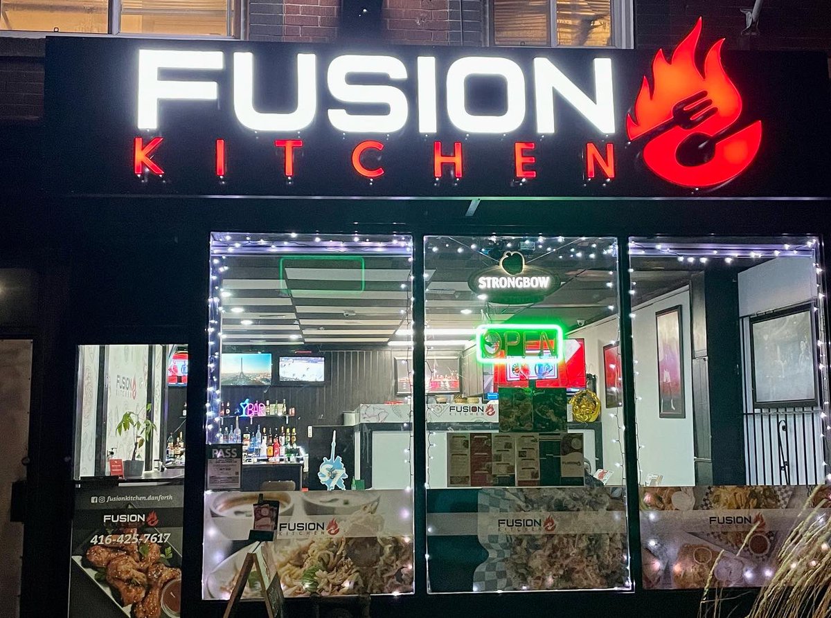 TorontoFoodBlog's tweet image. Chicken Kothu Roti at Fusion Kitchen (2344 Danforth Ave). Nice addition to the #DanforthVillage ‘hood, they met our request for extra spice. Laden with chillies, chook and a fried egg on top. This qualifies as #lunchunder10bucks as part of their Wednesday specials 🇱🇰 🌶️