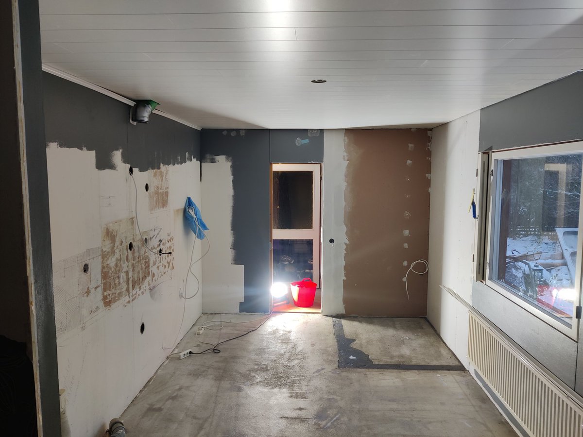 tyhjatasku's tweet photo. Nyt on katto valmis keittiön osalta ja tasotteet laitettu lattiaan. Illalla vielä seiniin maalia ja huomenna alkaa keittiön asennus! #Keittiöremontti #Remontti #Noblessa https://t.co/gGW7Huj0Nw