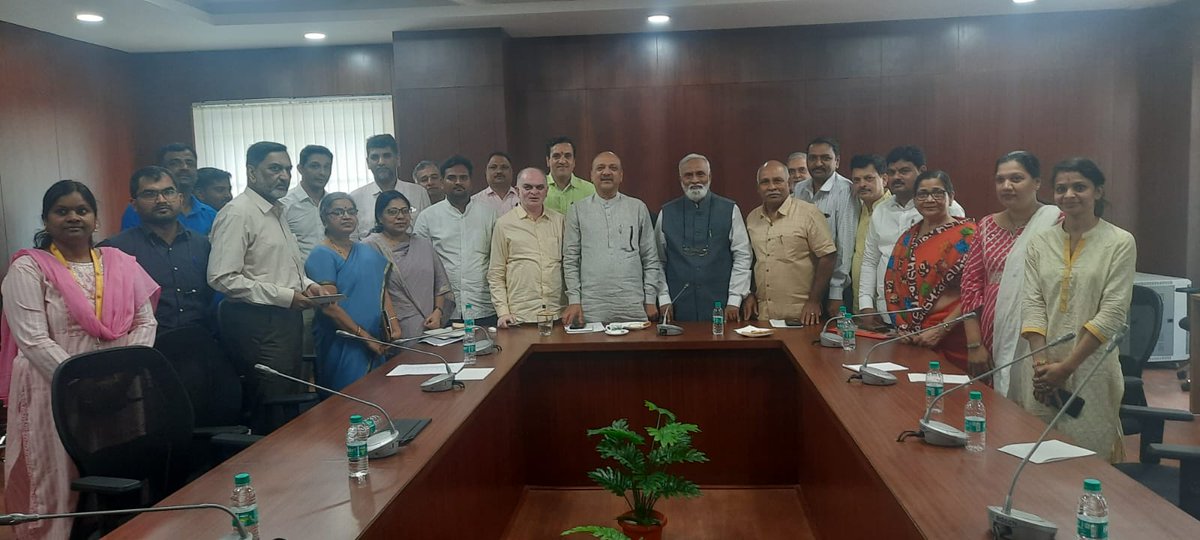 ksmc_in's tweet photo. ರಾಷ್ಟ್ರೀಯ ಅಲ್ಪಸಂಖ್ಯಾತರ ಆಯೋಗದ ಗೌರವಾನ್ವಿತ ಸದಸ್ಯರಾದ ಶ್ರೀ ಧನ್ಯಕುಮಾರ್ ಜಿನಪ್ಪು ಗುಂಡೆ ಅವರು ಇಂದು ಕರ್ನಾಟಕ ರಾಜ್ಯ ಅಲ್ಪಸಂಖ್ಯಾತ ಆಯೋಗಕ್ಕೆ ಭೇಟಿ ನೀಡಿ ಶ್ರೀಗಳೊಂದಿಗೆ . @AbdulAzeem09 , ಮಾನ್ಯ ಅಧ್ಯಕ್ಷರು, ಕರ್ನಾಟಕ ರಾಜ್ಯ ಅಲ್ಪಸಂಖ್ಯಾತ ಆಯೋಗ https://t.co/RSwOj9Ijw3