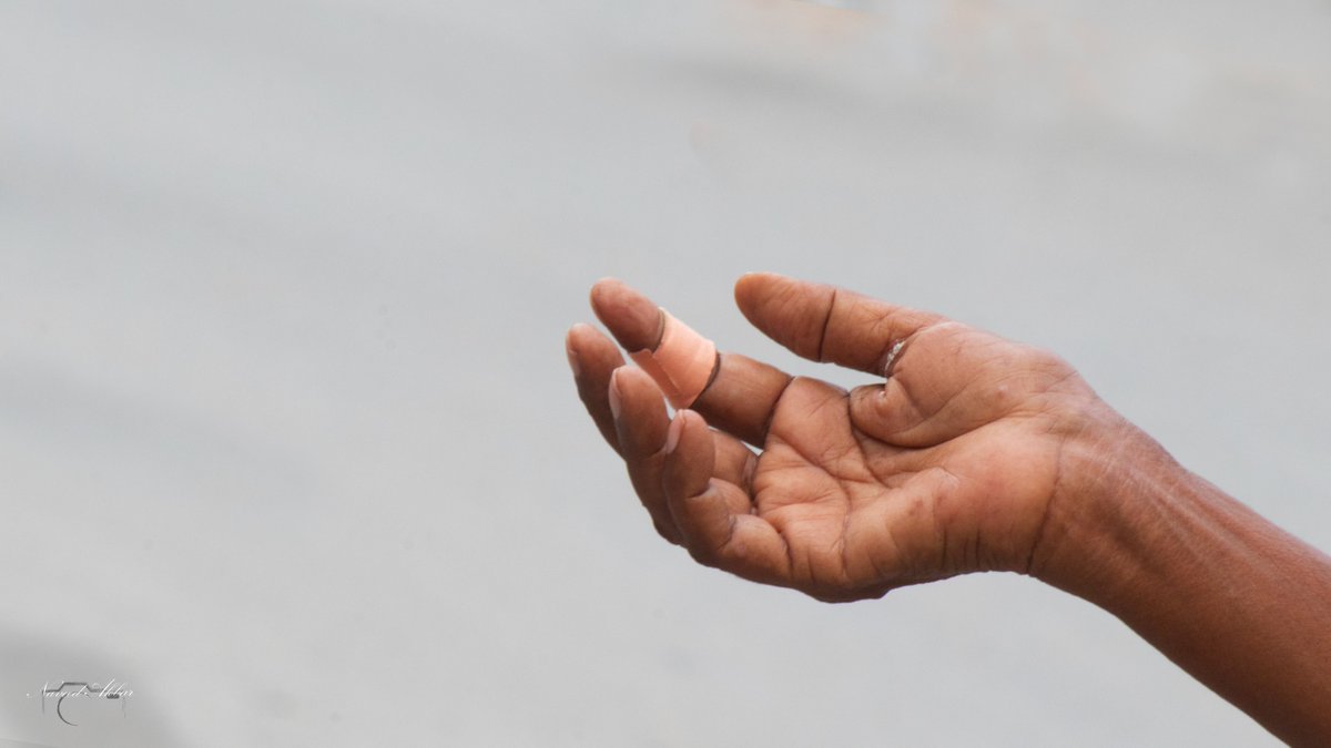 kahanisaaz's tweet photo. Khud Aaa خُد۔آ 
click by a beggar Mr. @Naveeedakbar  

#naveedakbar #Khuda #Khudaya #khudaaurmohabbat #handofgod #khudaaurinsaan #God #insaan #Human #godandman #woman #handofawoman #emptyhands #Invisible #invisiblehand #Allah #hands  #palm #godandwomen #begging #rich #smilinggod https://t.co/UB0gt5O9iy