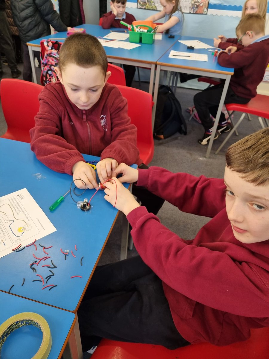 KeirHardieMem's tweet photo. P4/5 built their own circuits today to light a bulb today as they have been learning about Electricity. #RRSSilver #article28 https://t.co/agzitKXEpY