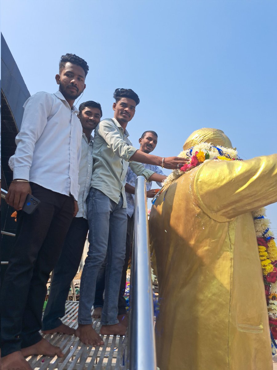 abvp_hingoli's tweet photo. डॉ.बाबासाहेब आंबेडकर यांच्या महापरिनिर्वाण दिनानिमित्त अभाविप हिंगोली शहर शाखे कडून अभिवादन करण्यात आले...
#drbabasahebambedkar #6december #BharatRatna #MahaparinirvanDiwas #ABVP #abvpvoice #abvpmaharashtra
#abvpdevgiri #Hingoli #ABVPHingoli https://t.co/IXlkNv58Nh
