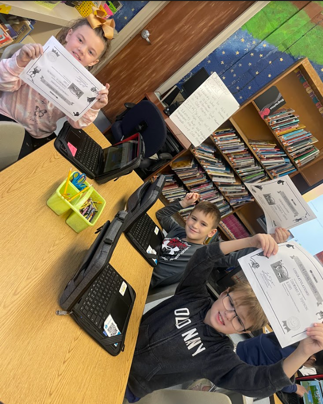 LUFSD_Libraries's tweet photo. In library, Ss learned about algorithms and sequences then coded a monkey to apply their knowledge. Students had so much fun! A great way to kick off Computer Science Week. @CSEdWeek @CodeMonkeySTU  @WilliamRall1 @LindenhurstUFSD #LUFSD #LindyPride #CSEdWeek https://t.co/s8pDJCUhVy