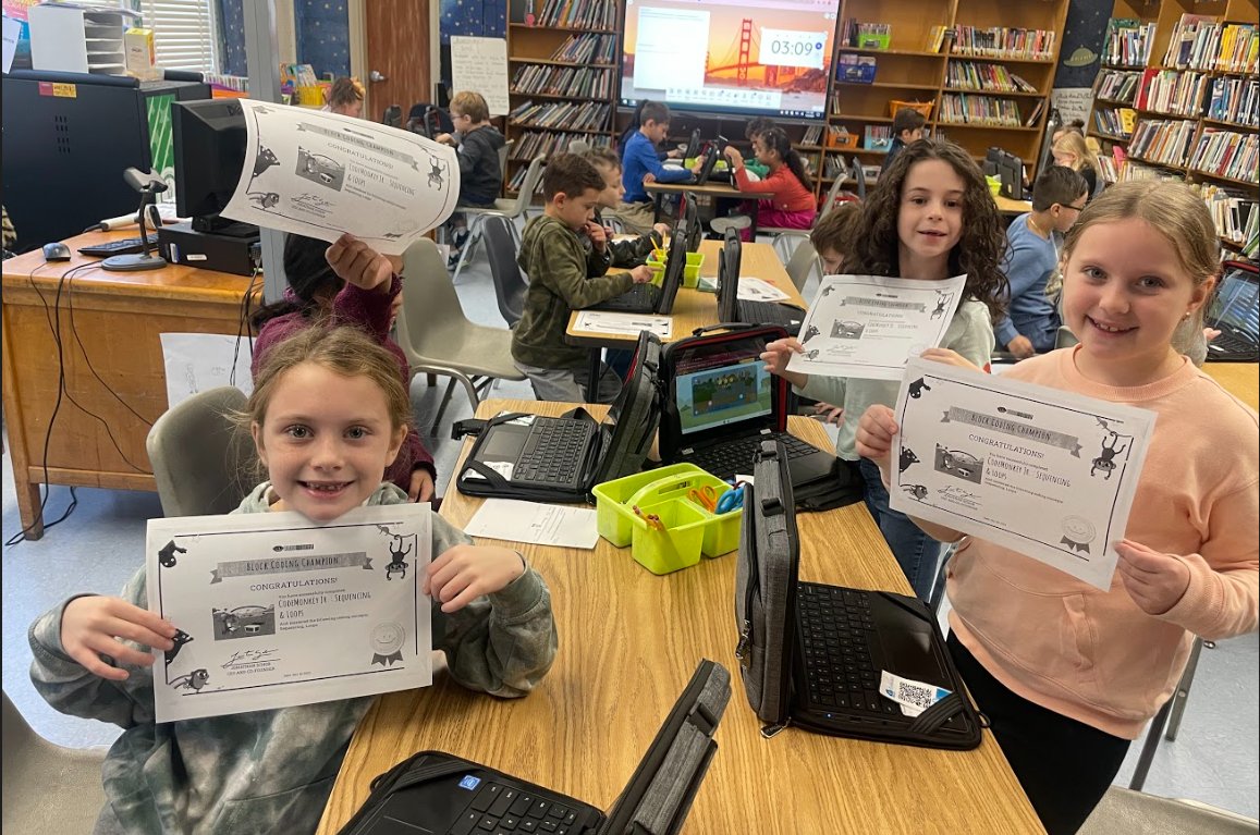 LUFSD_Libraries's tweet photo. In library, Ss learned about algorithms and sequences then coded a monkey to apply their knowledge. Students had so much fun! A great way to kick off Computer Science Week. @CSEdWeek @CodeMonkeySTU  @WilliamRall1 @LindenhurstUFSD #LUFSD #LindyPride #CSEdWeek https://t.co/s8pDJCUhVy