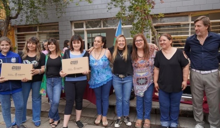 SNonline1's tweet photo. #Merlo
Karina Menéndez entregó de computadoras para alumnos del Partido

“El Gobierno nacional y el Gobierno provincial hicieron una inversión enorme en lo que necesitan cada una de las instituciones educativas”, señaló. 
https://t.co/4NpobsVm5r https://t.co/vIPG0E6XuR